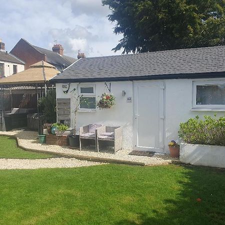 Sally'S Bed And Breakfast Luton  Exterior foto