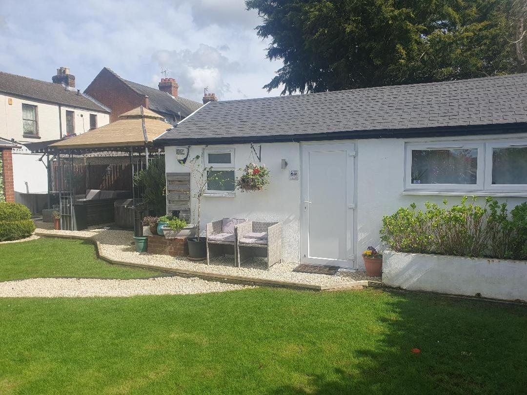 Sally'S Bed And Breakfast Luton  Exterior foto